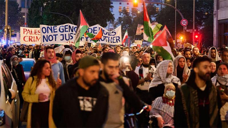 Zum Jahrestag des Terrorangriffs der Hamas nehmen Menschen an der Demonstration mit dem Motto „Until total Liberation“ teil.