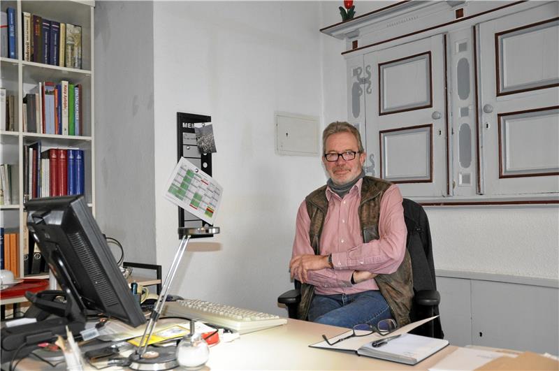 Zum Jahreswechsel hat Christoph Gutmann sein kleines, aber feines Büro im Goslarer Museum geräumt. Unten präsentiert er im Jahr 2010 eine Mini-Ausgabe der Goslarer Bergkanne, hergestellt vom Zinnfiguren-Museum. Fotos: Heine, GZ-Archiv