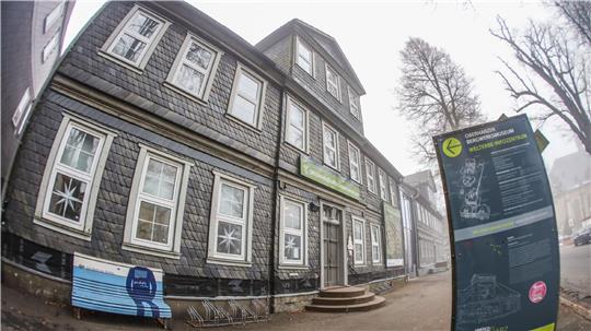 Das Oberharzer Bergwerksmuseum liegt im Nebel.
