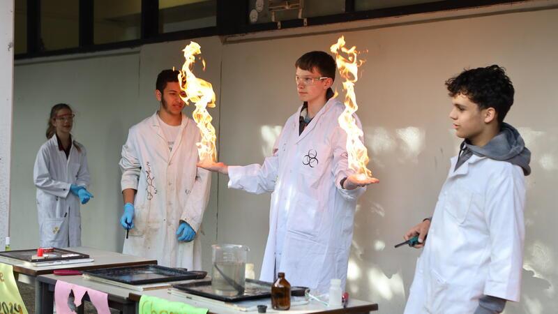 Zum Konzertbeginn lädt die Chemie-AG auf den Schulhof und zeigt, dass Naturwissenschaften Spaß machen können.