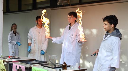 Zum Konzertbeginn lädt die Chemie-AG auf den Schulhof und zeigt, dass Naturwissenschaften Spaß machen können.