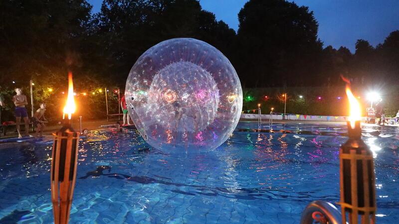 Partystimmung an den Beckenrändern zweier Nordharzer Freibäder Zum Lichterfest im Liebenburger Mineralwasserfreibad gehört schon traditionell der transparente Zorb-Ball.