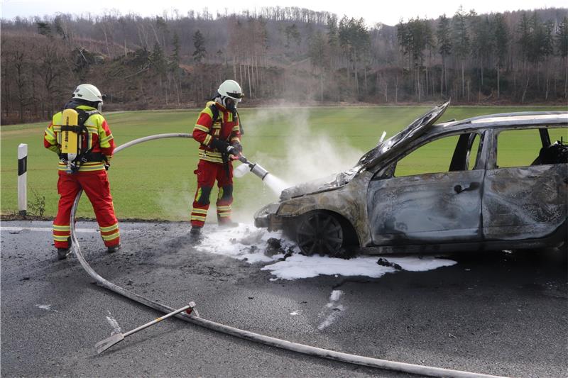 B 248: Auto gerät auf Probefahrt bei Lutter in Brand Zum Löschen des Fahrtzeugbrandes setzt die Feuerwehr auch Schaum ein. Foto: Gereke