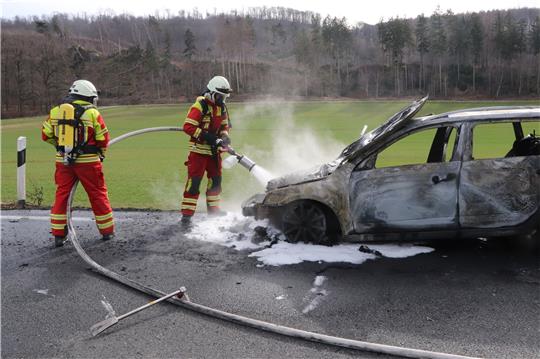 Zum Löschen des Fahrtzeugbrandes setzt die Feuerwehr auch Schaum ein. Foto: Gereke
