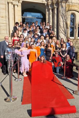 Zum Motto "red carpet" rollen die zukünftigen Abiturienten auf der Treppe zum Haupteingang einen roten Teppich aus.