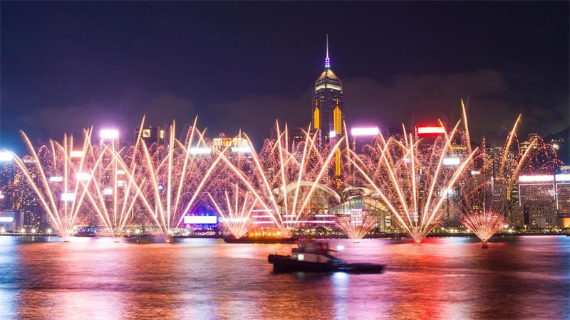 Zum Nationalfeiertag der Volksrepublik China gibt es Feuerwerk über dem Victoria Harbour in Hongkong.