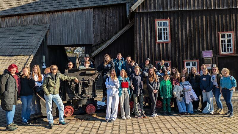 Das Bild zeigt eine Gruppe von Jugendlichen vor dem Bergwerksmuseum Grube Samson.