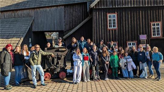 Das Bild zeigt eine Gruppe von Jugendlichen vor dem Bergwerksmuseum Grube Samson.