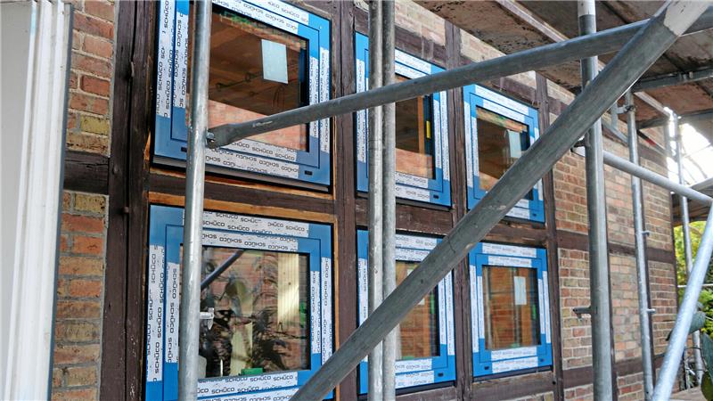 Sanierung des Franz-Tasler-Hauses: Wann endet Gieldes Leidenszeit? Zum Projekt gehört auch der Einbau neuer Fenster im Saal, die Außenwände werden noch gedämmt.