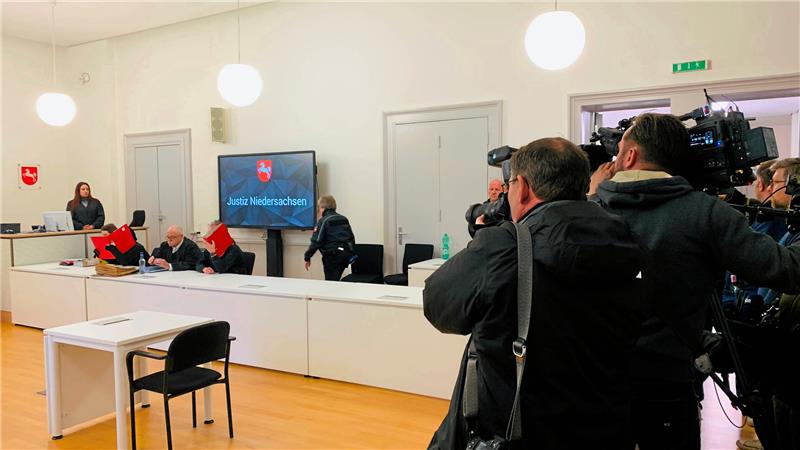 Tödliches Stalking in Hahausen: Pärchen erhält Bewährungsstrafe Zum Prozessauftakt ist das Medieninteresse groß. Die Angeklagten verbergen ihre Gesichter hinter Aktenordnern.