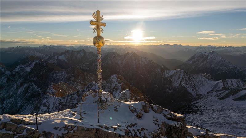 Zugspitz-Kreuz im Tal – Hunderte Sticker müssen runter Zum Saisonstart auf der Zugspitze am 28. November soll das Kreuz wieder an seinem Platz auf dem Gipfel sein.