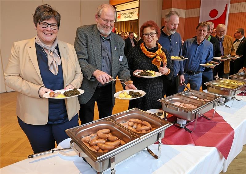 Appell zum Strom: „Leute, das sind unsere Arbeitsplätze!“ Zum Schluss ist der verdiente Grünkohl auf den Tellern (v.l.): Bundesvize Birgit Biermann, Goslar-Chef Christian Leutloff und Bürgermeisterin Renate Lucksch beim traditionellen IG BCE-Schmaus. Foto: Epping
