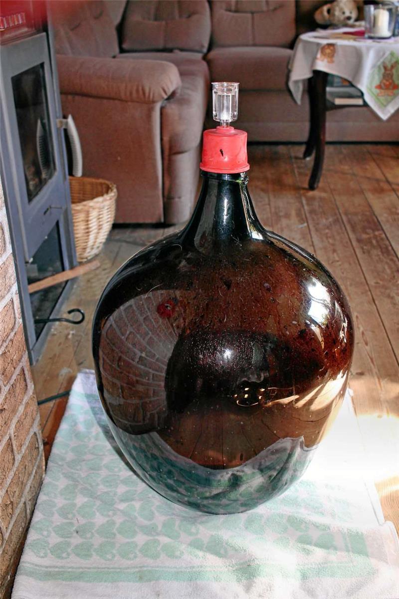 Zum Schluss kommen Saft und andere Zutaten in den Gärballon.