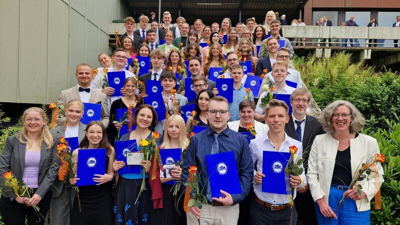 Robert-Koch-Schule: Festivalstimmung bei der Abiturvergabe Zum Schluss stellt sich der Abiturjahrgang 2024 der Robert-Koch-Schule noch zum Gruppenbild auf. Mit dabei sind die Tutoren Daike Janssen, Frank Seifert und Christiane Hunneshagen.