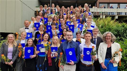 Zum Schluss stellt sich der Abiturjahrgang 2024 der Robert-Koch-Schule noch zum Gruppenbild auf. Mit dabei sind die Tutoren Daike Janssen, Frank Seifert und Christiane Hunneshagen.
