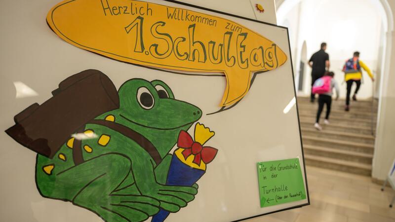 Zum Schulanfang kommen nicht immer alle Kinder zurück in die Schule - manche strecken ihre Ferienzeit durch Krankmeldung. (Symbolbild)