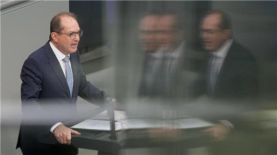Zum Schutz gegen illegale Drohnenüberflüge plant Innenminister Alexander Dobrindt (CSU) eine Gesetzesreform. (Archivbild)