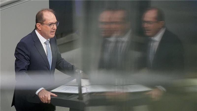 Zum Schutz gegen illegale Drohnenüberflüge plant Innenminister Alexander Dobrindt (CSU) eine Gesetzesreform. (Archivbild)