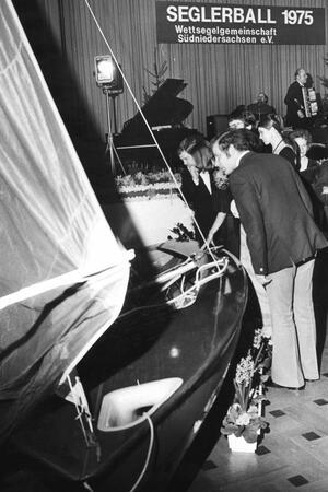 Zum Seglerball 1975 werden sogar Boote im Kurhaus ausgestellt.