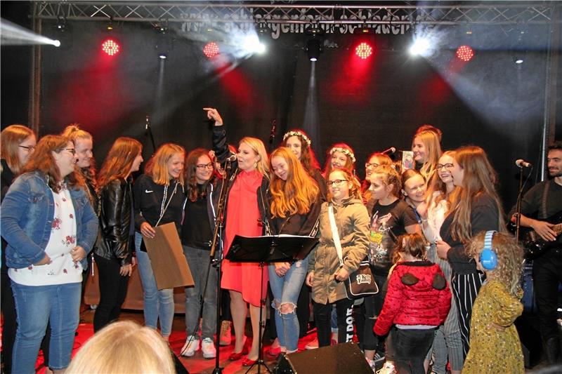 Zum Song „They cut me down“ bittet Patricia Kelly, die auf der Schladener Open-AirBühne ein rotes Kleid trägt, alle Besucher auf die Bühne, die unter 13 Jahre alt sind. Foto: Hohaus