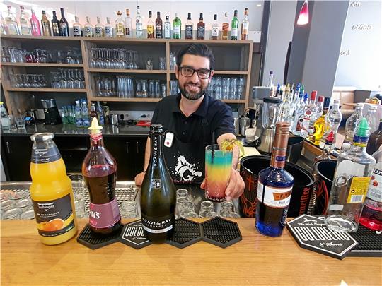Zum Spiel Deutschland gegen Ungarn mixt Marco De Lorenzo einen „kinderleichten“ Cocktail mit dem Namen „Rainbow“. Foto: Sowa