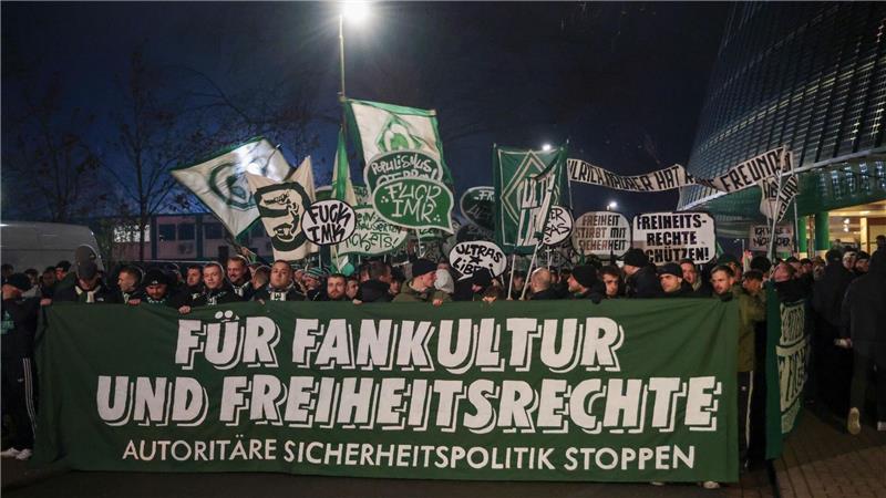 Zum Start der Innenministerkonferenz protestierten Fußballfans gegen die Verschärfung von Sicherheitsmaßnahmen in Fußballstadien. 