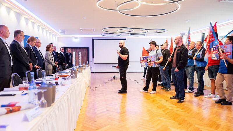 Metalltarifrunde in Niedersachsen endet ohne Annäherung Zum Start der Tarifrunde bekräftigen IG-Metall-Mitglieder im Verhandlungssaal ihre Forderungen.