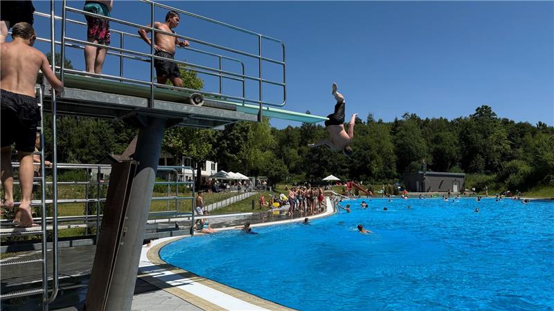 Zum Start der großen Ferien gleich der erste Rekordbesuch: Schwimmmeister Torben Schmidt berichtet von 350 bis 400 Gästen im Waldschwimmbad Hohegeiß.