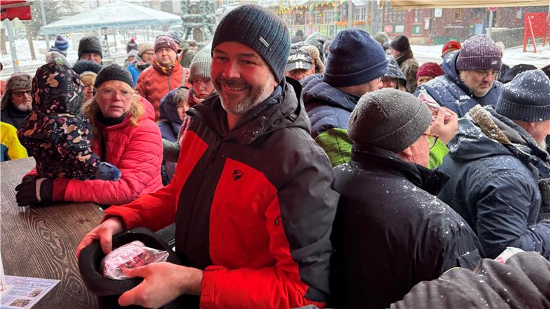Zum Start des Glücksschweinchenverkaufs in Braunlage herrscht dichtes Gedränge vor „Puppes“.