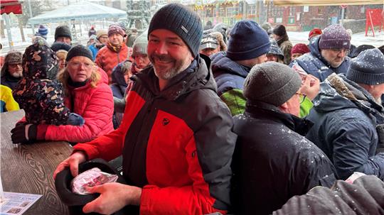 Zum Start des Glücksschweinchenverkaufs in Braunlage herrscht dichtes Gedränge vor „Puppes“.