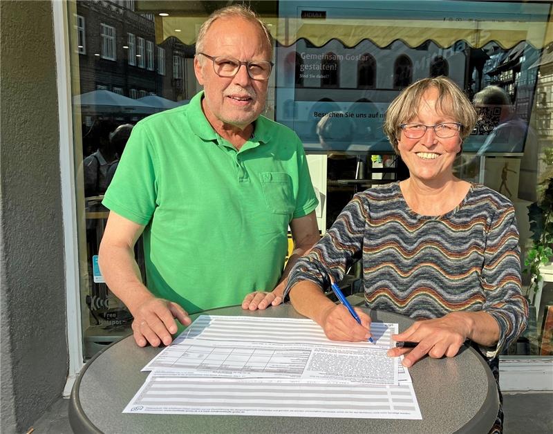 Zum Start hatte das Initiatoren-Duo am 13. Juni selbst signiert. Archivfoto: Privat