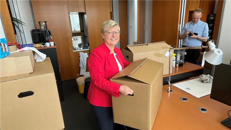 Frauke Heiligenstadt empfängt die GZ: Eindrücke aus dem Paul-Löbe-Haus Zum Start in die neue Legislaturperiode heißt es für Frauke Heiligenstadt, auch Umzugskisten auszuräumen. Im Paul-Löbe-Haus hat sie ein neues Büro bezogen. Rechts ihr Mitarbeiter Mathis Hegewisch.