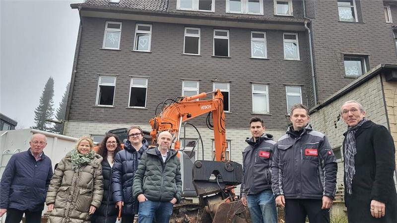 Zum Startschuss der Bauarbeiten treffen sich Investoren, Baufirma und Verantwortliche aus Verwaltung und Politik am Hotel Waldgarten.