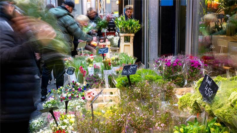 Zum Tag der Liebe werden gern Blumen überreicht. (Archivbild)