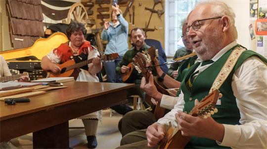 Zum „Tag des immateriellen Kulturerbes“ tritt die Musikgruppe des Harzklub-Zweigvereins Braunlage im Heimat- und Skimuseum auf.