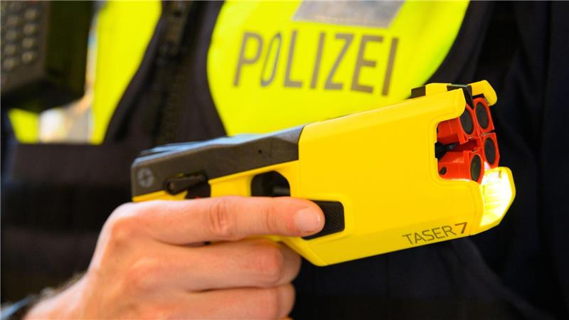 Zum Thema Taser für die Polizei gibt es unterschiedliche Bewertungen. (Archivbild) 