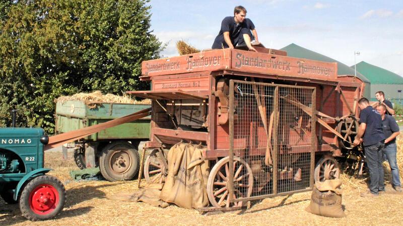 Dutzende historische Trecker tuckern Samstag in Hahausen Zum Treffen wollen die Hahäuser auch wieder Vorführungen mit der historischen Dreschmaschine zeigen.