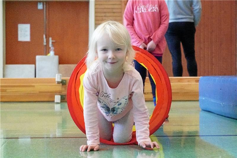 Zum Turnen für die kleinsten Sportlerinnen gehört natürlich auch ein Tunnel zum Durchkriechen.