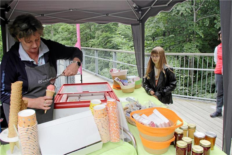 In Harzburger Höhen präsentiert sich "Typisch Harz" Zum Typisch-Harz-Sponblatt vom Café Peters gibt es hausgemachtes Eis.