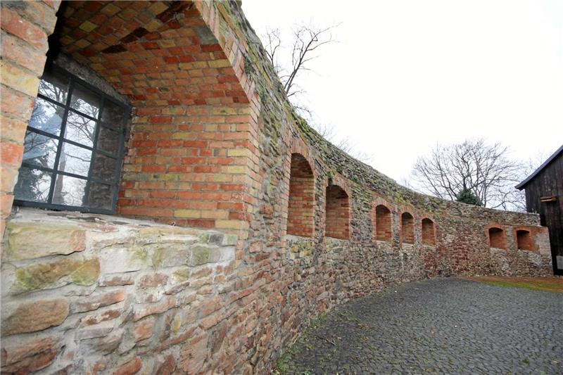 Zum Umbau des Kuhstalls gehörte auch die Sanierung der Burgmauer. Weil in diesem Bereich einst Stallungen waren, war die Mauer weiß gekalkt.