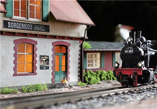 Zum Verkaufsstart gibt es den Schauplatz von „Luke Wild“ in Miniatur zum Nachspielen – mit Modellbahn und den Häusern des Ortes Sorgemoos. Foto: Privat