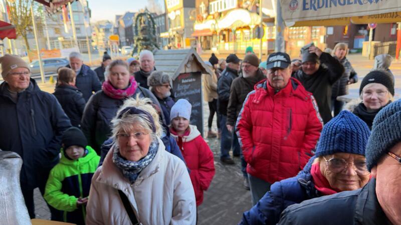 Braunlage: Kommunalpolitiker verkaufen 2000 GZ-Schweinchen im Nu Zum Verkaufsstart ist der Andrang nach den GZ-Glücksschweinchen am größten. Dutzende von Braunlagern sind zu „Puppe's“ gekommen, um die Glücksbringer für einen guten Zweck zu kaufen.