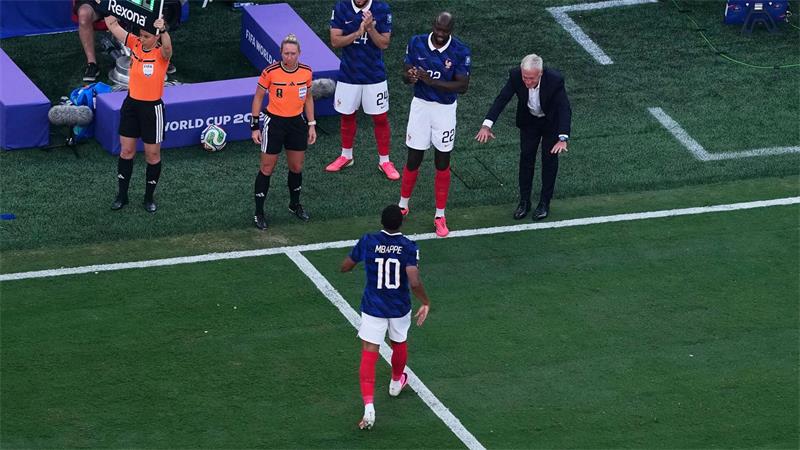 Zum Verneigen: Deschamps mit Kylian Mbappé. (Archivbild)
