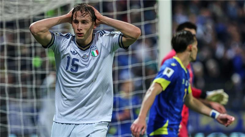 La grande tristezza - Italien trauert nach WM-Aus Zum Verzweifeln: Nationalstürmer Pio Esposito fasst sich an den Kopf.