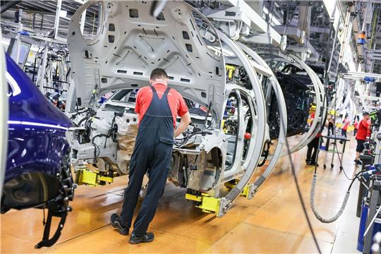 Zum Wachstum auf dem Arbeitsmarkt haben die Dienstleistungsbereiche beigetragen, während bei Industrie und Bau weniger Menschen einen Job fanden.
