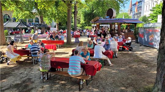 Zum Weinfest im vergangenen Jahr herrscht im Badepark eine lauschige Atmosphäre. Das soll auch diesmal wieder so sein.