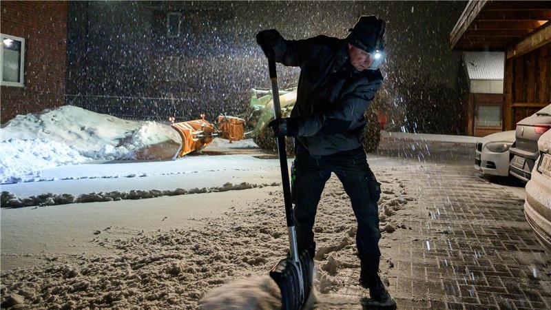 Zum Wochenbeginn fällt reichlich Schnee.