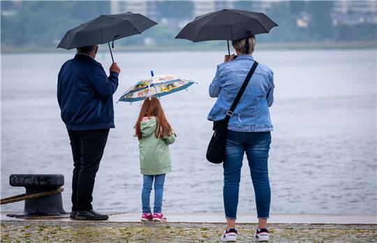 Zum Wochenende werden weiterhin Starkregen und Gewitter erwartet.
