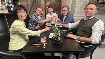 Zum Wohl: Huong Trute, Meik Lindberg, Felix Prade, Alexander Scharf und Johannes Steingrüber bei "Mein Lokal, Dein Lokal".