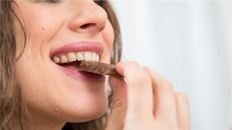 Zum Wohle der Zähne sollte man auf Snacks zwischen den Hauptmahlzeiten möglichst verzichten.